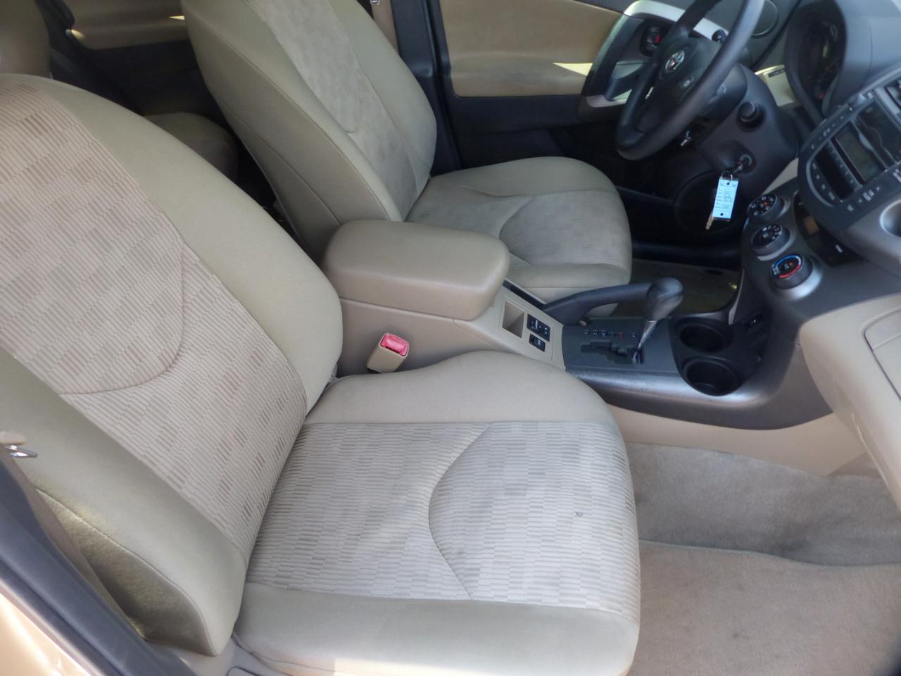 Toyota RAV4 Base I4 2WD 2011