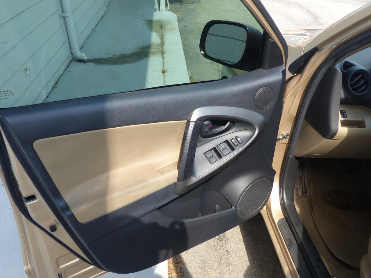 Toyota RAV4 Base I4 2WD 2011