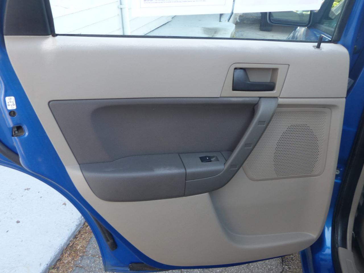 Ford Focus SE Sedan 2010