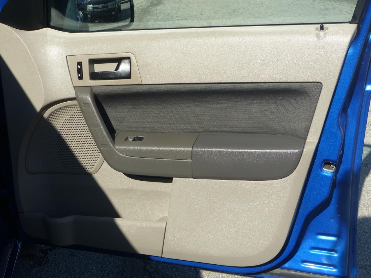Ford Focus SE Sedan 2010