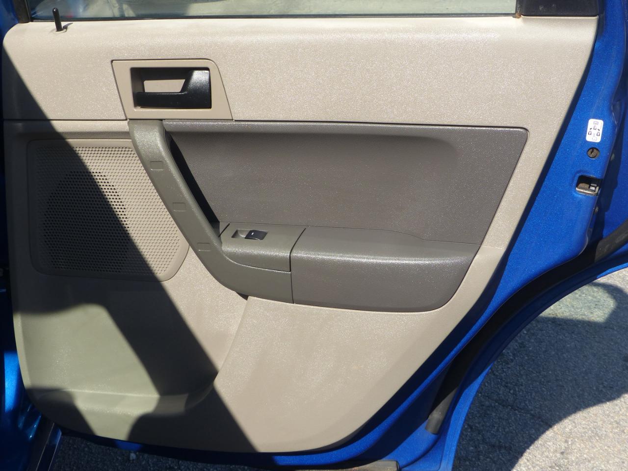 Ford Focus SE Sedan 2010