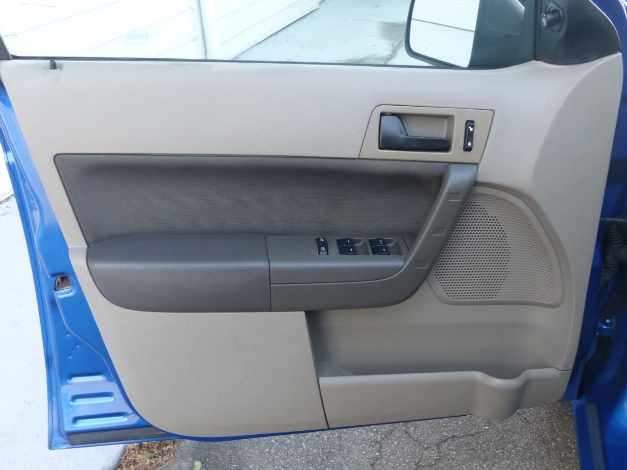 Ford Focus SE Sedan 2010