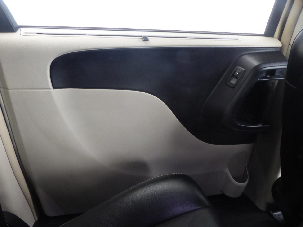 Chrysler Town & Country Touring-L 2011