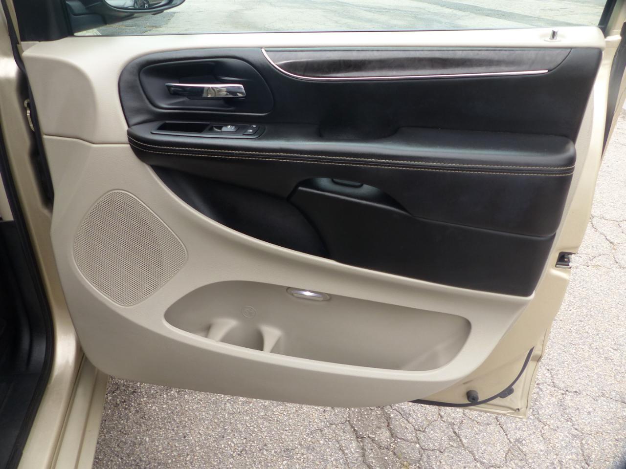 Chrysler Town & Country Touring-L 2011