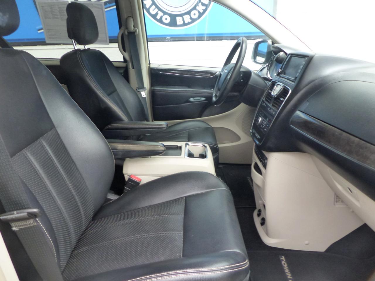 Chrysler Town & Country Touring-L 2011