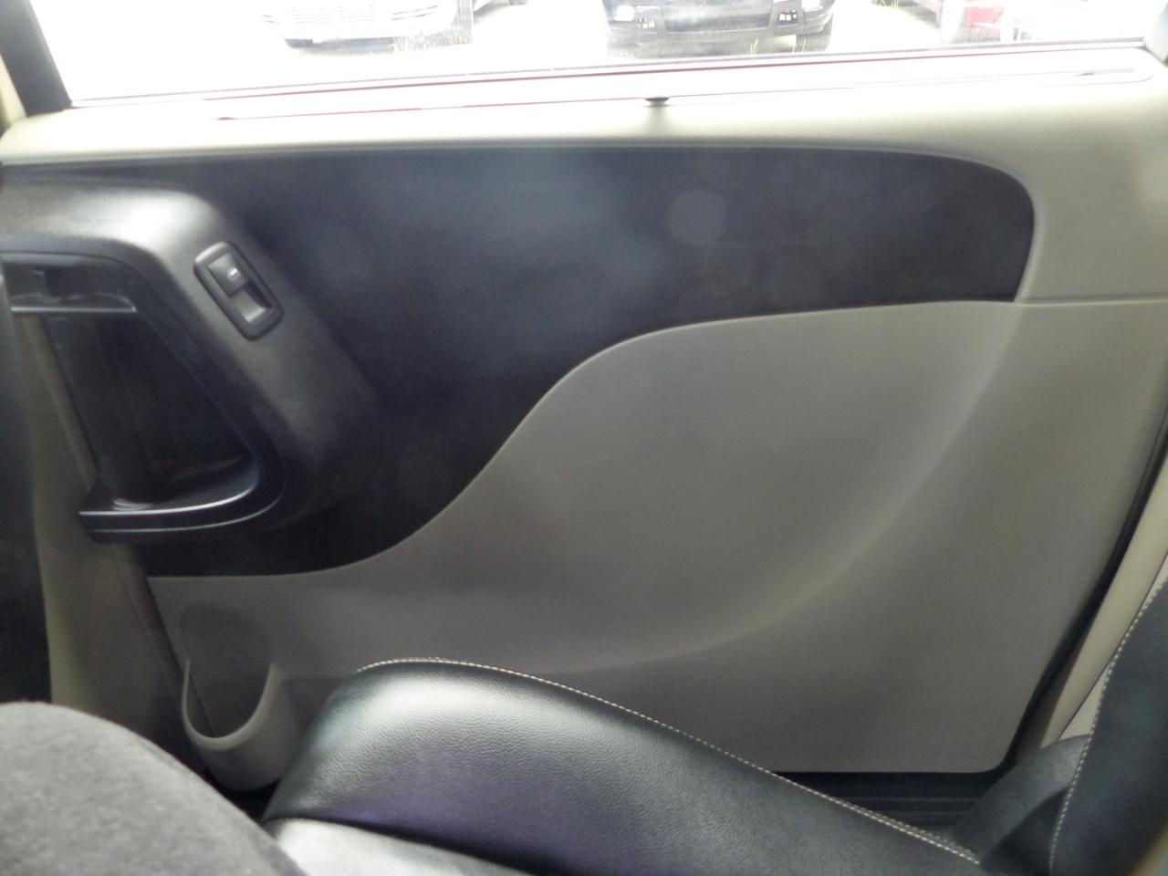 Chrysler Town & Country Touring-L 2011