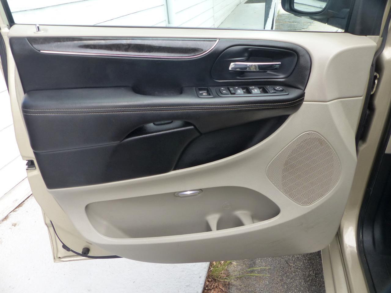 Chrysler Town & Country Touring-L 2011