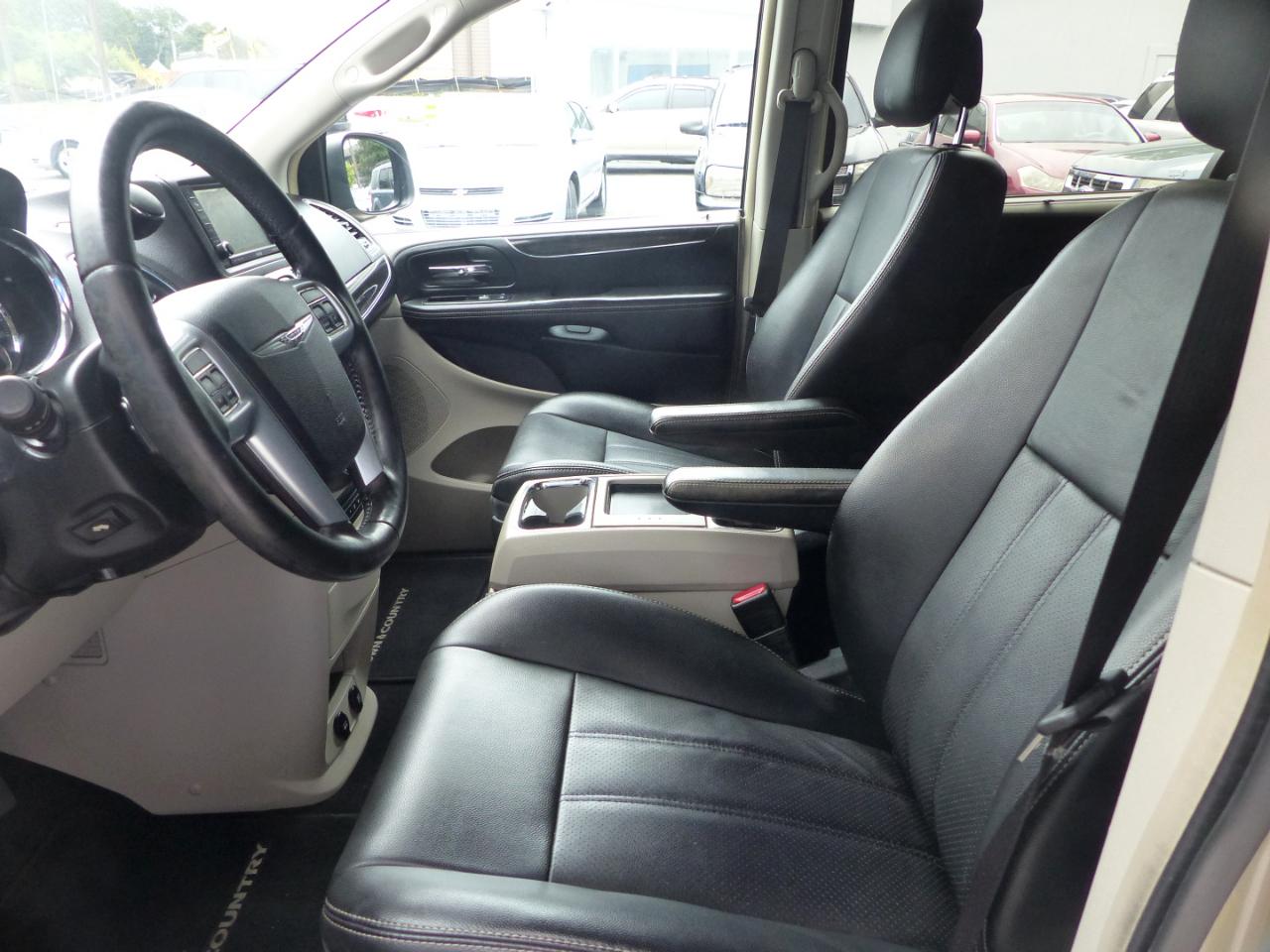 Chrysler Town & Country Touring-L 2011