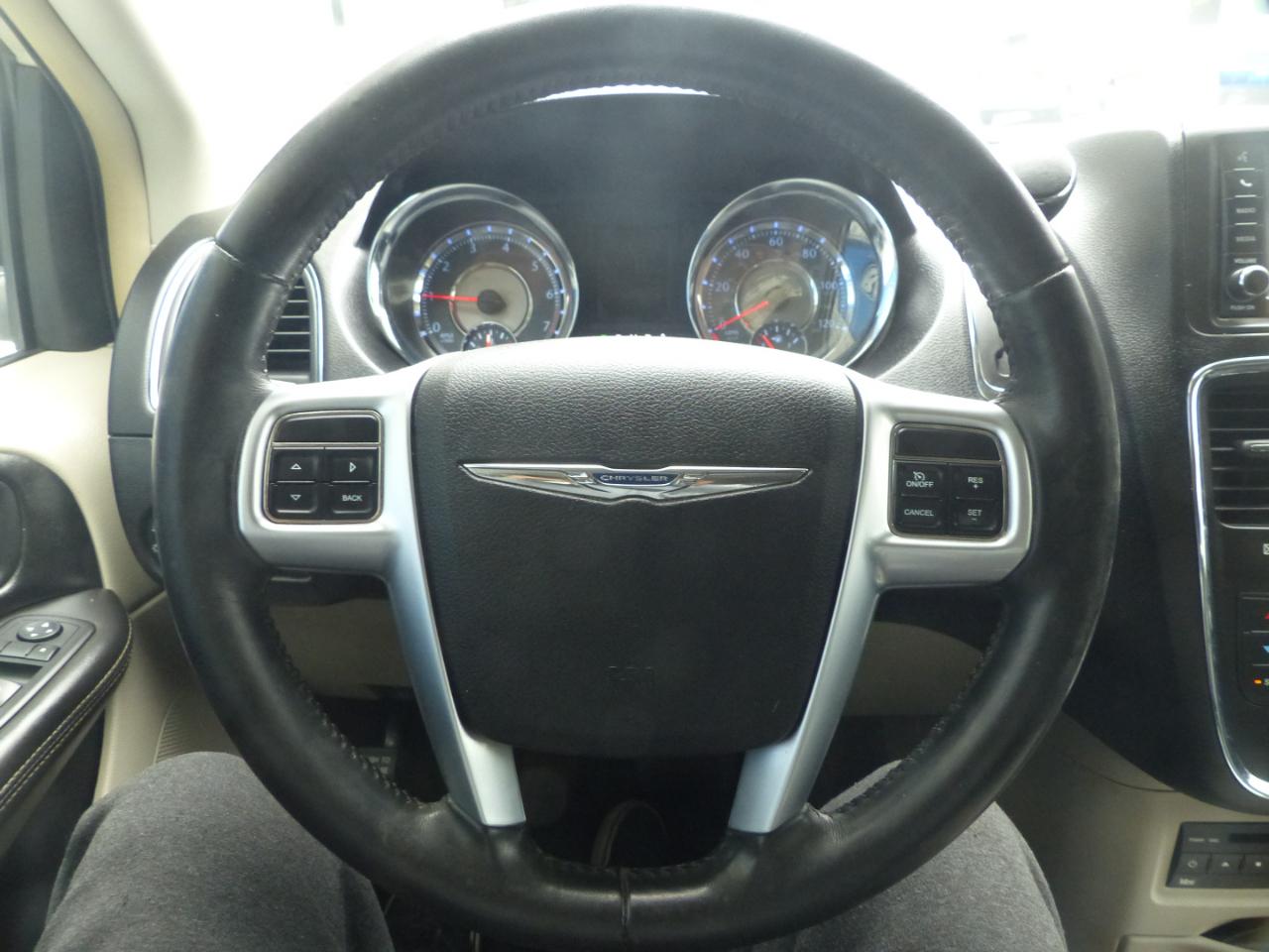 Chrysler Town & Country Touring-L 2011