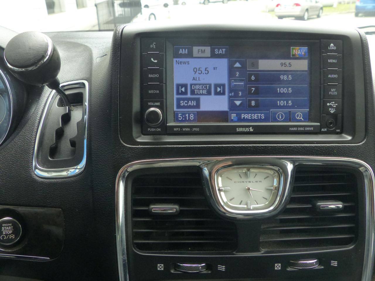 Chrysler Town & Country Touring-L 2011