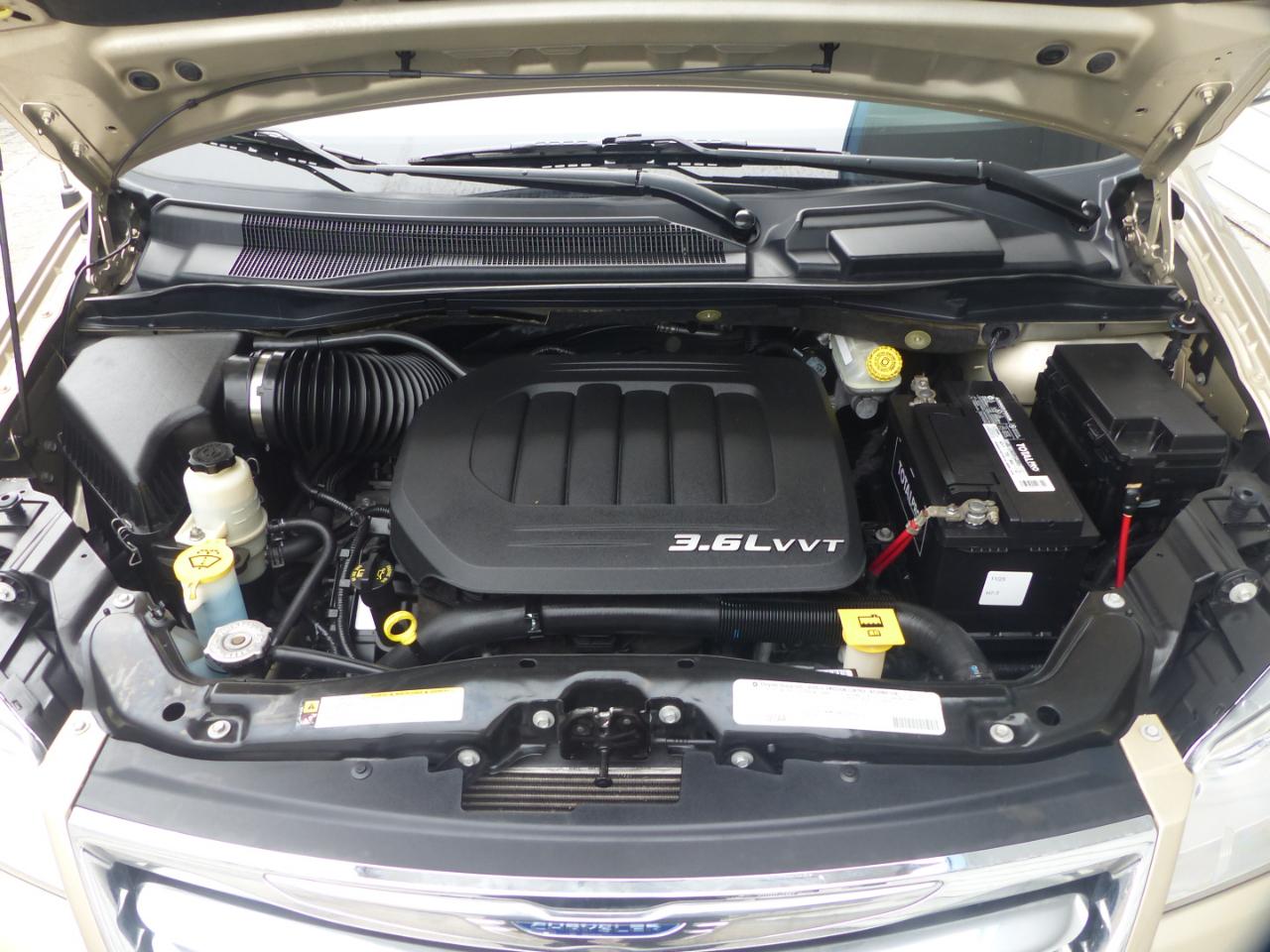 Chrysler Town & Country Touring-L 2011