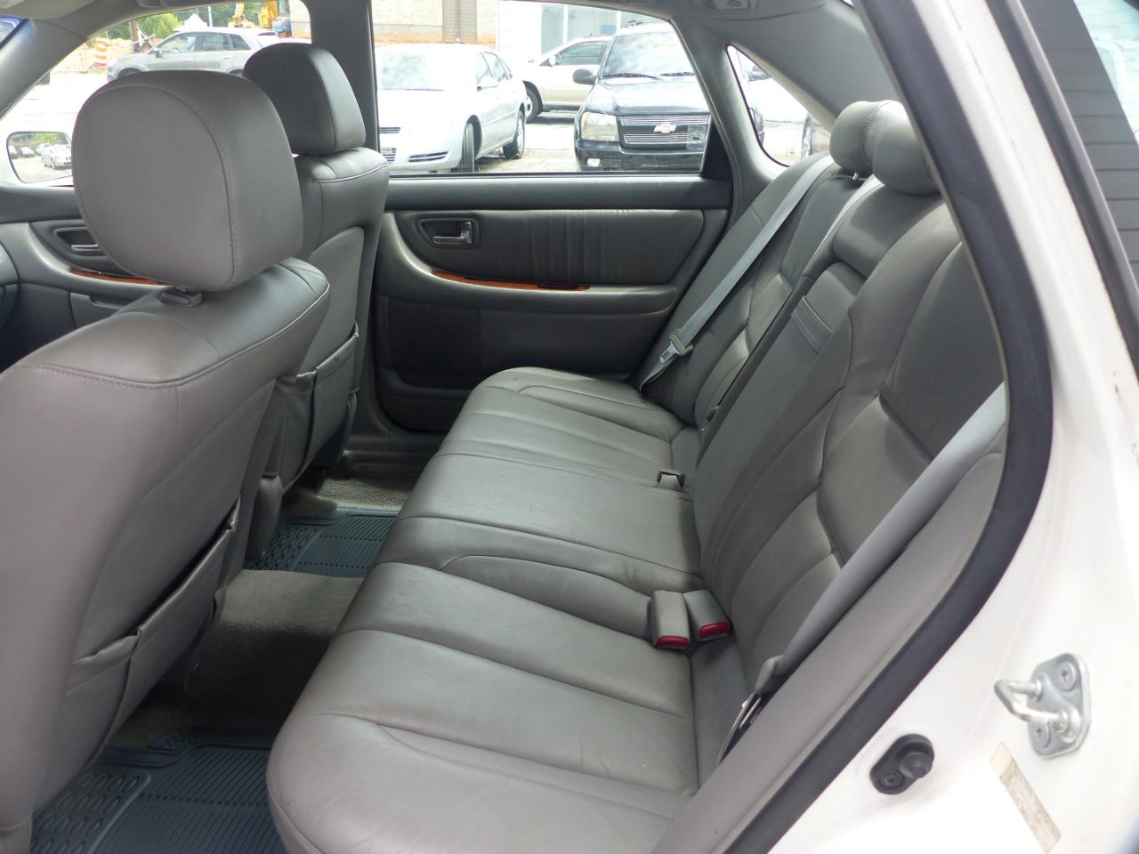 Toyota Avalon XL 2004