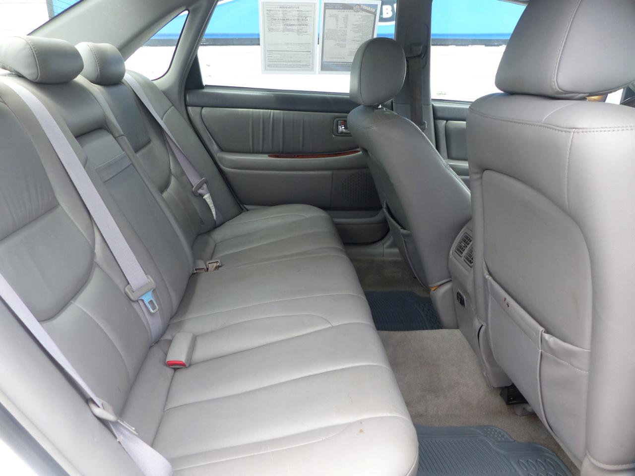 Toyota Avalon XL 2004
