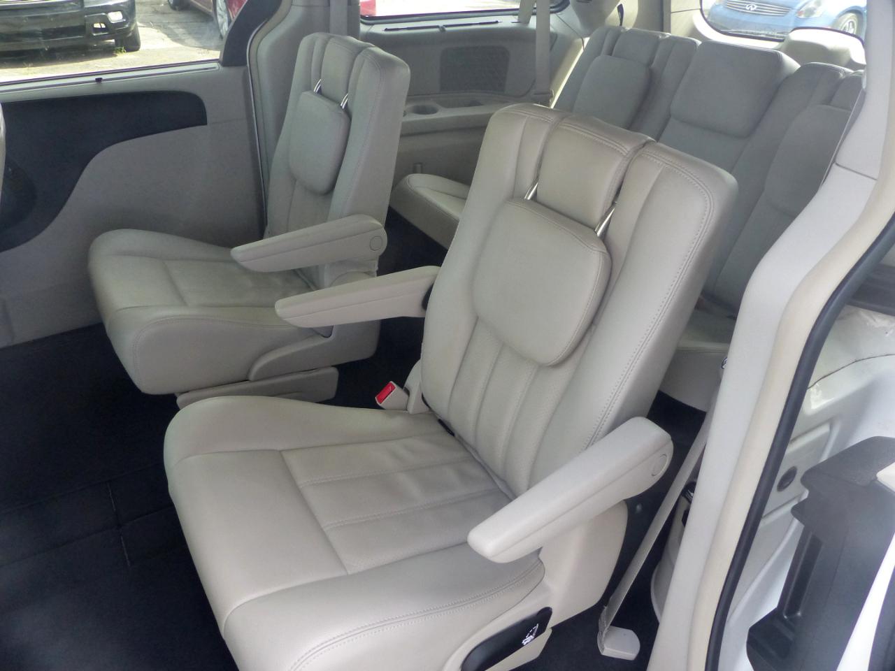 Chrysler Town & Country Touring-L 2012