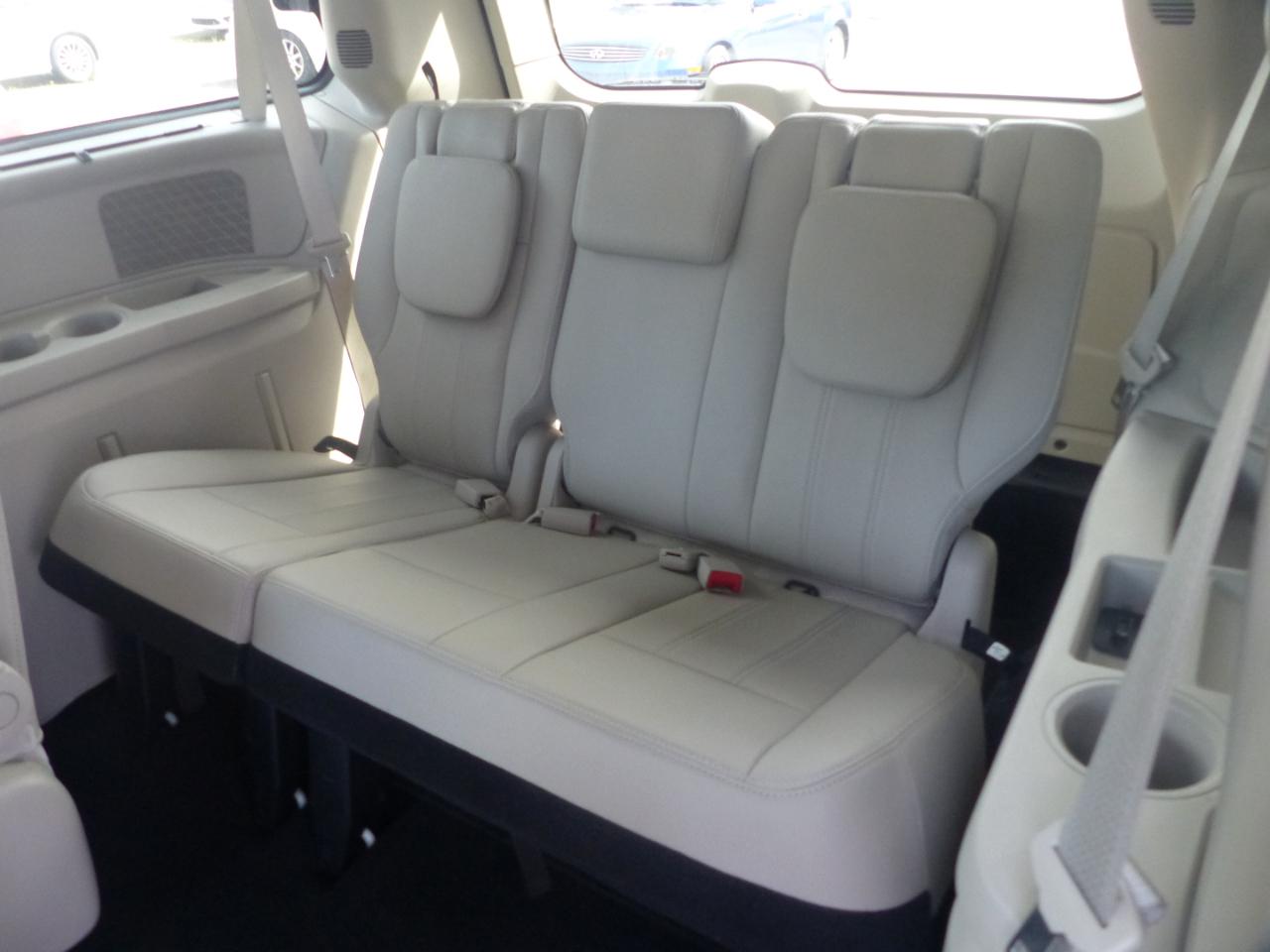 Chrysler Town & Country Touring-L 2012