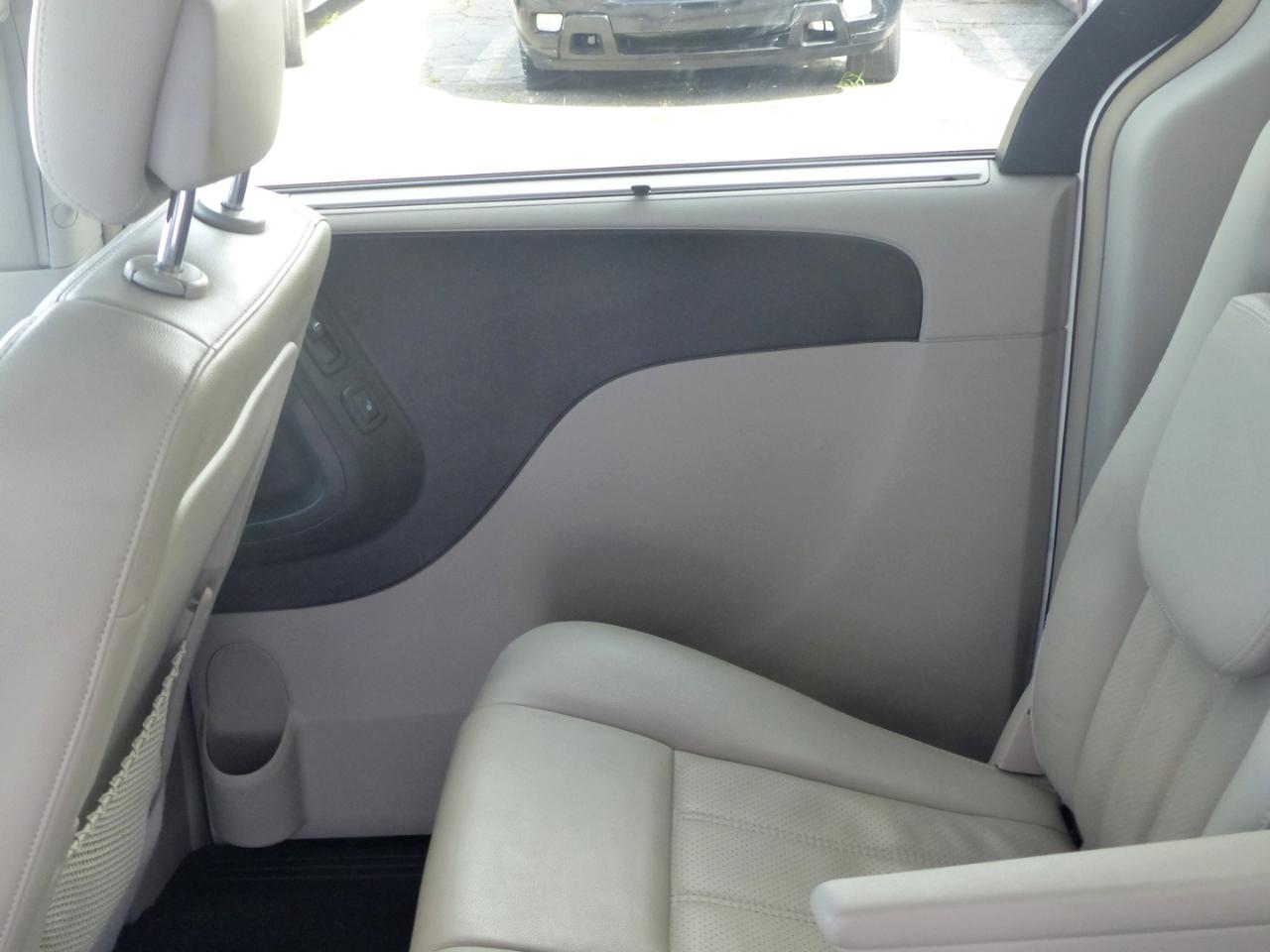 Chrysler Town & Country Touring-L 2012