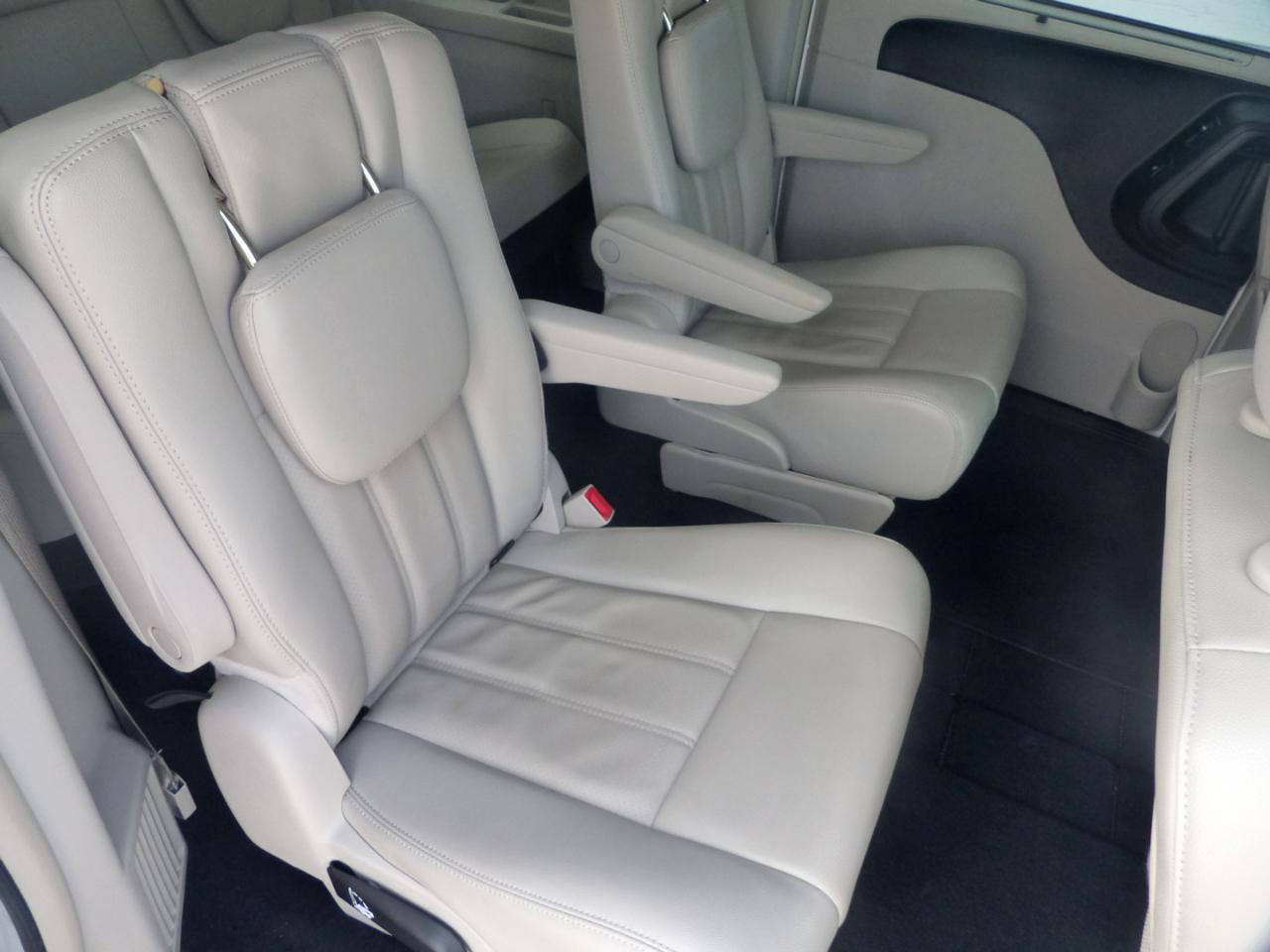 Chrysler Town & Country Touring-L 2012