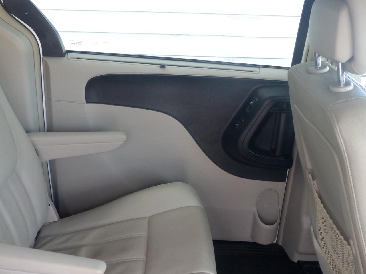 Chrysler Town & Country Touring-L 2012