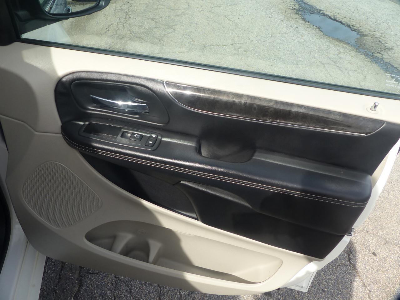 Chrysler Town & Country Touring-L 2012