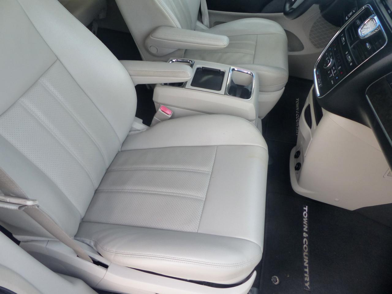 Chrysler Town & Country Touring-L 2012