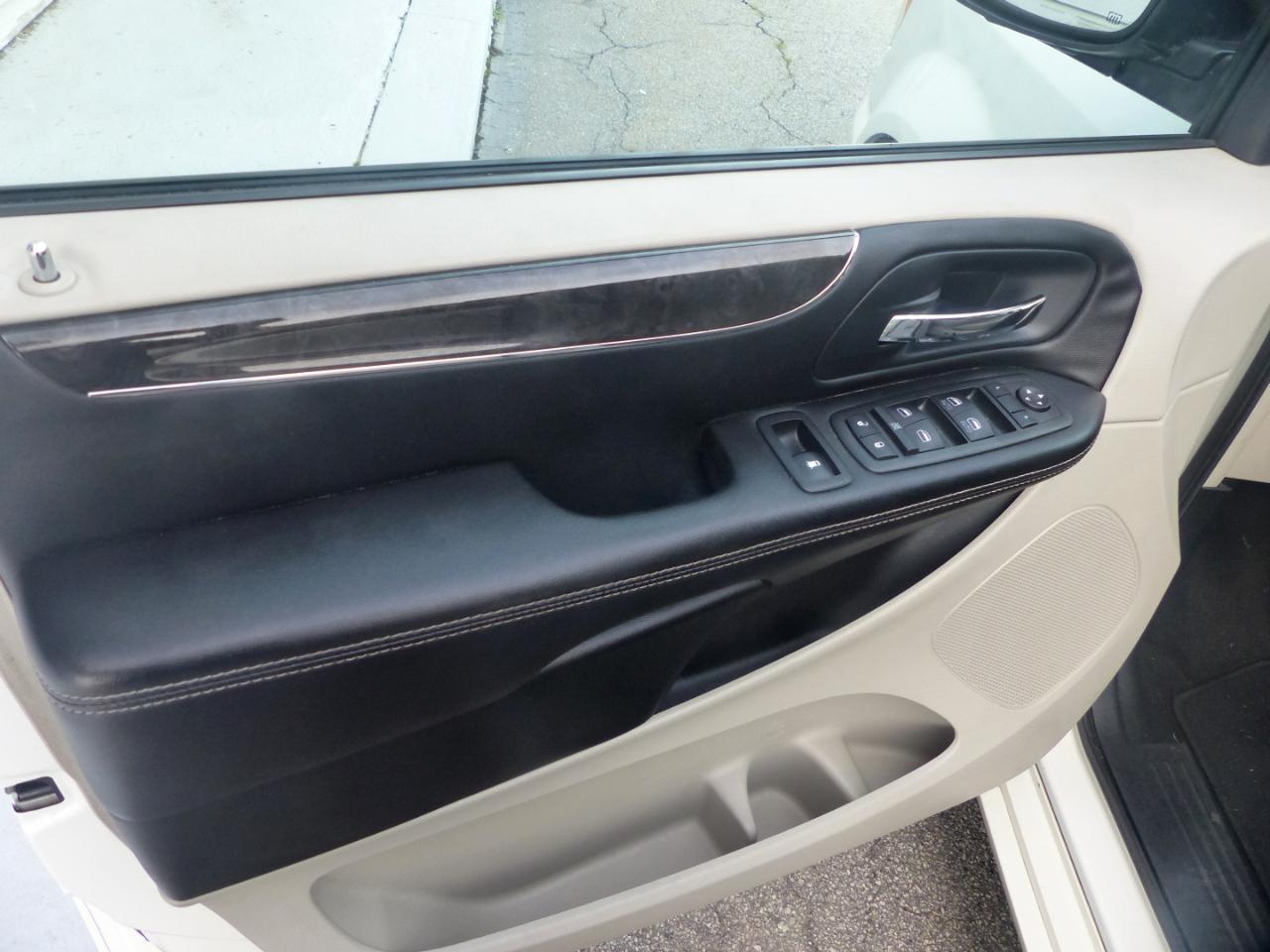 Chrysler Town & Country Touring-L 2012