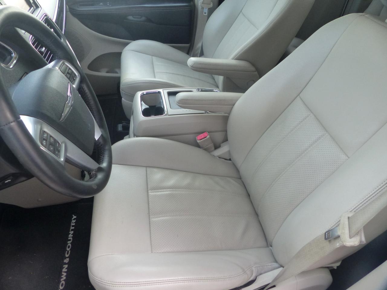 Chrysler Town & Country Touring-L 2012