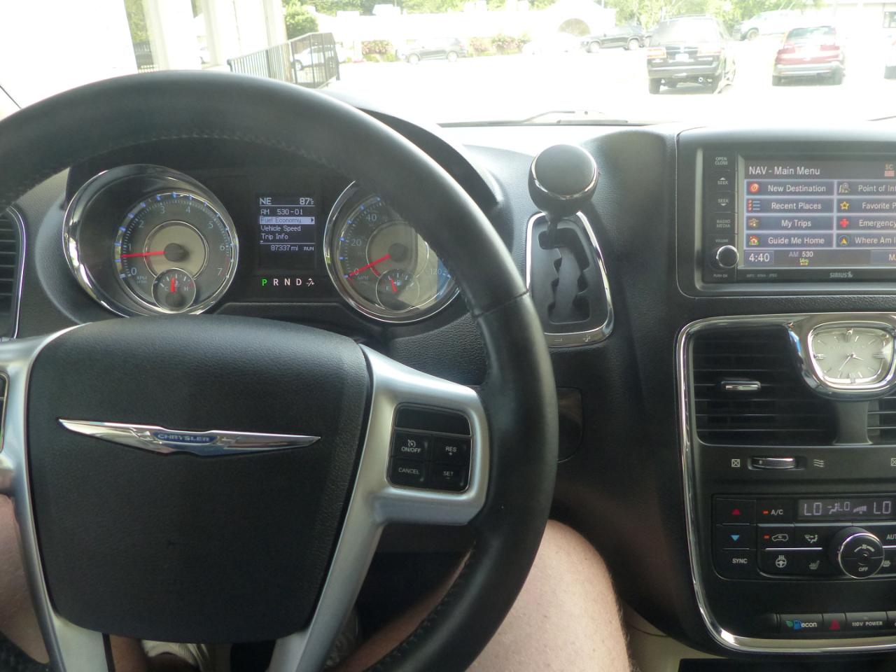 Chrysler Town & Country Touring-L 2012