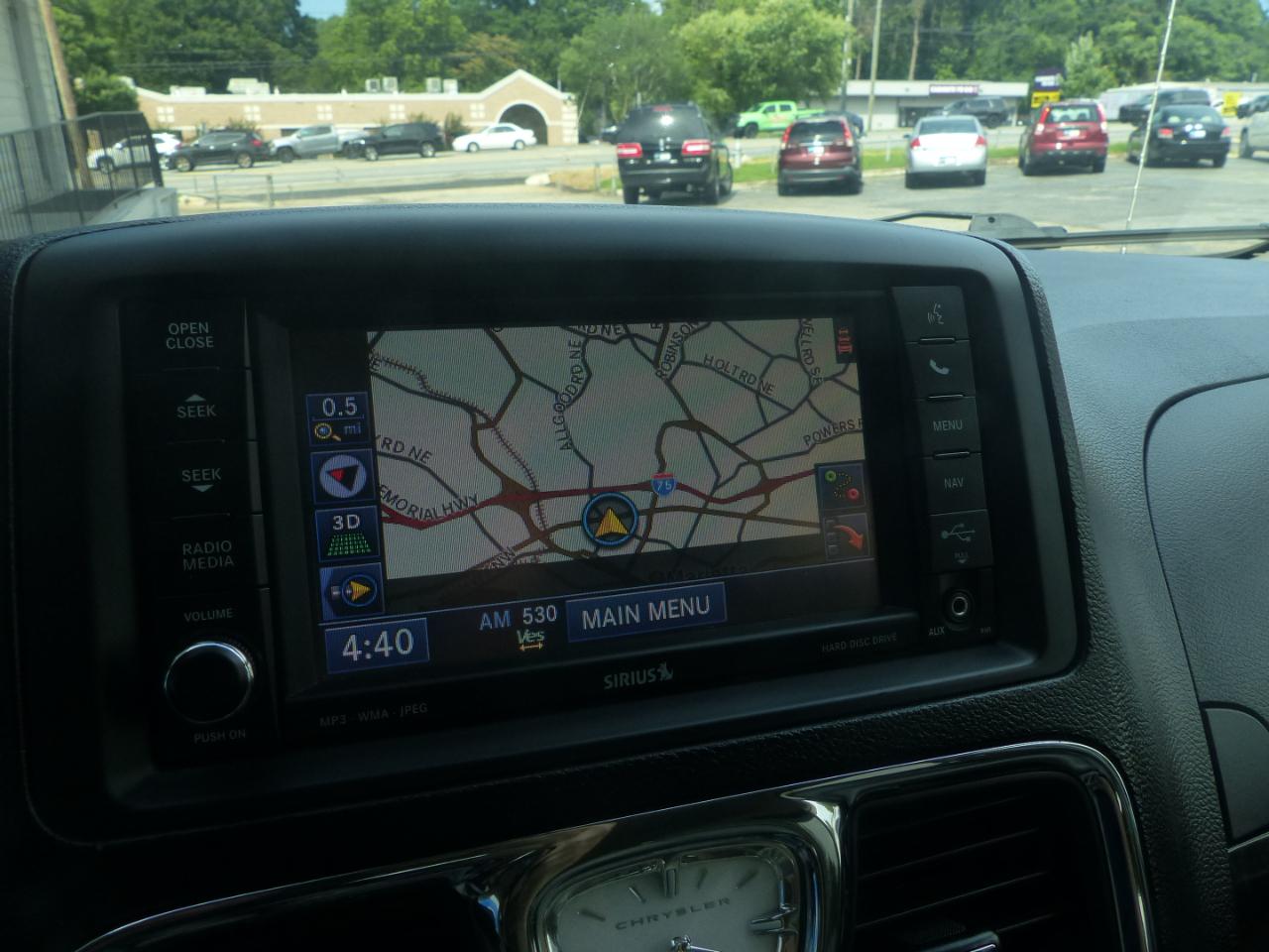 Chrysler Town & Country Touring-L 2012