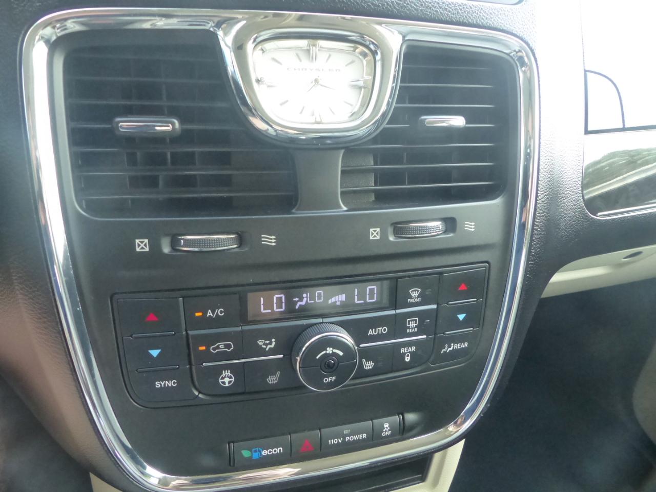 Chrysler Town & Country Touring-L 2012