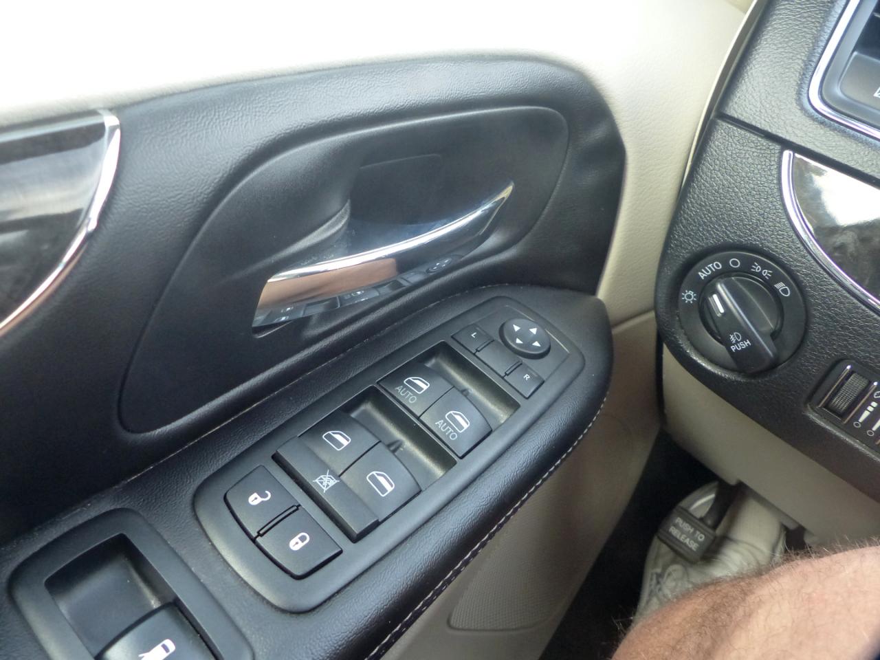 Chrysler Town & Country Touring-L 2012