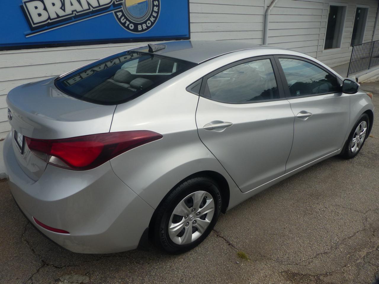 Hyundai Elantra SE 6AT 2016