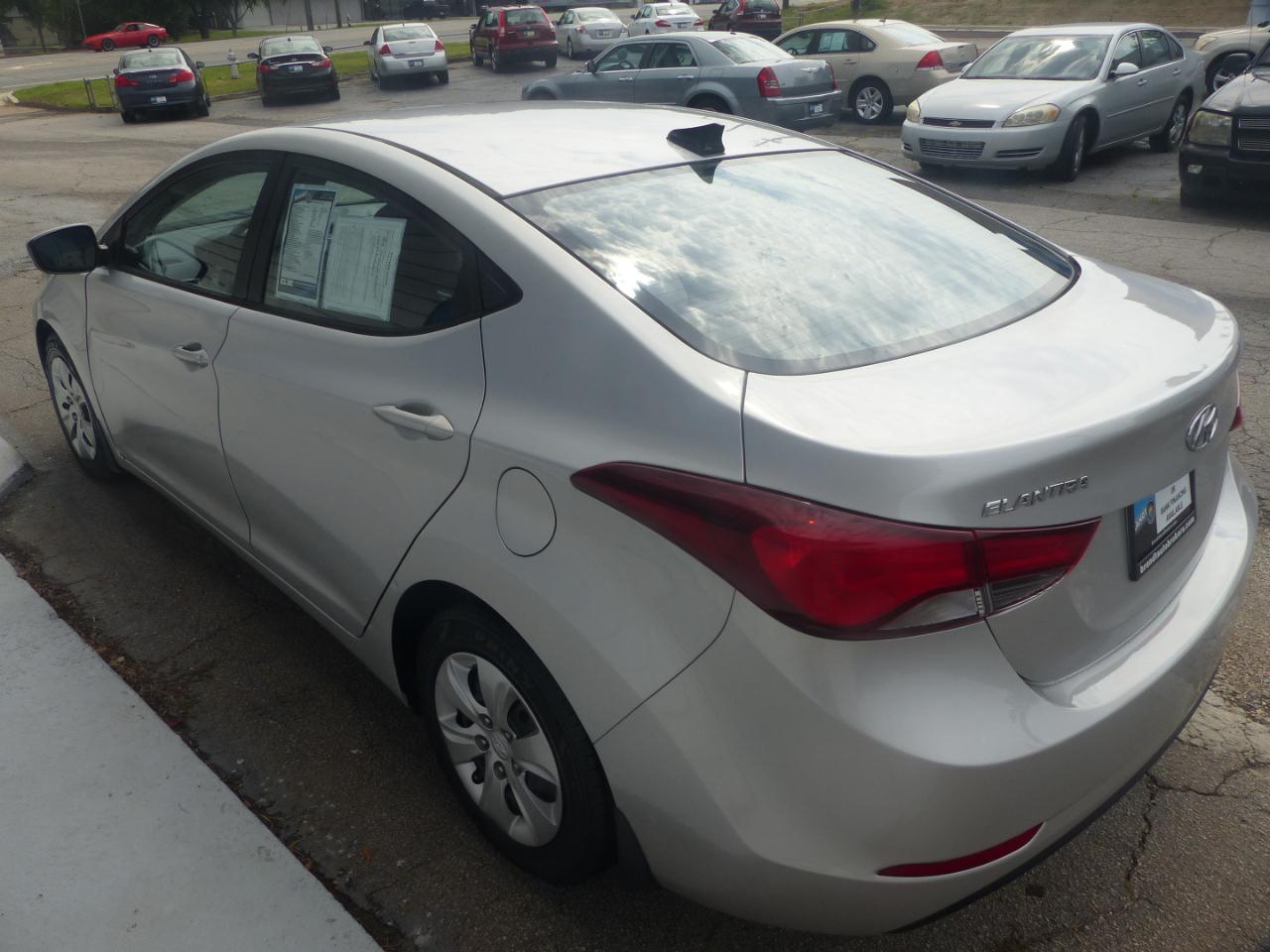 Hyundai Elantra SE 6AT 2016