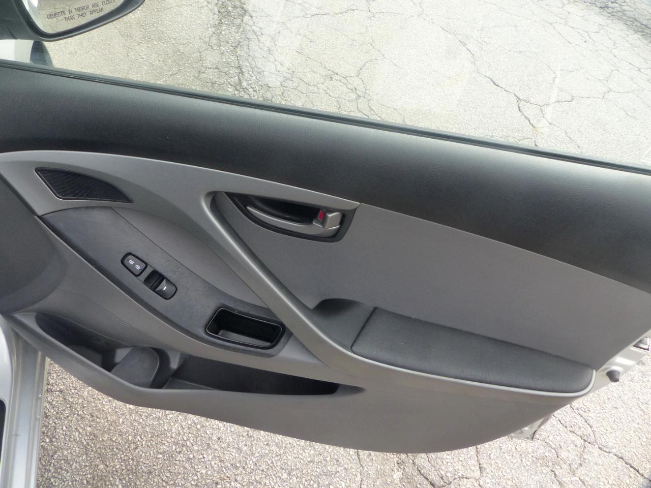 Hyundai Elantra SE 6AT 2016