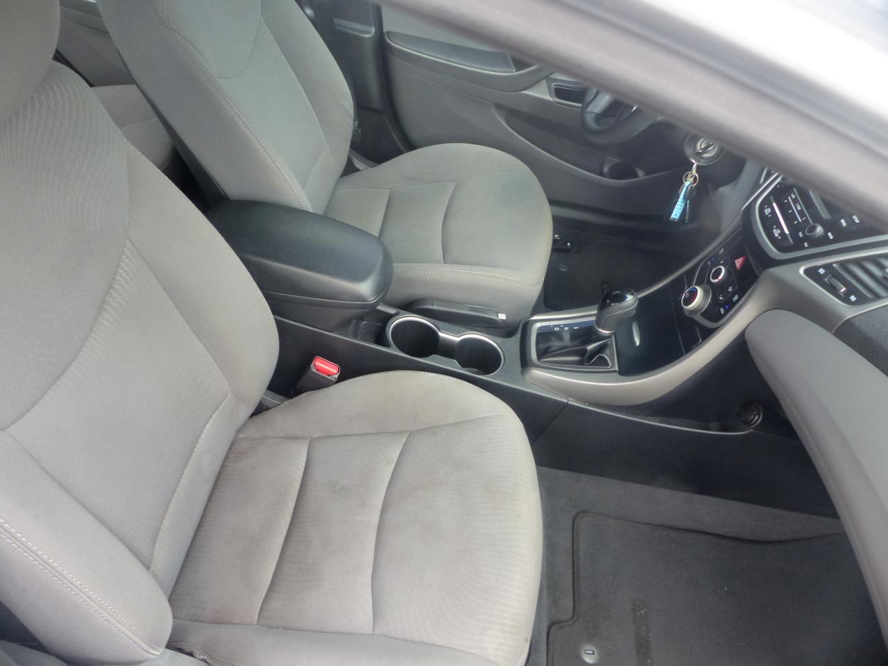 Hyundai Elantra SE 6AT 2016