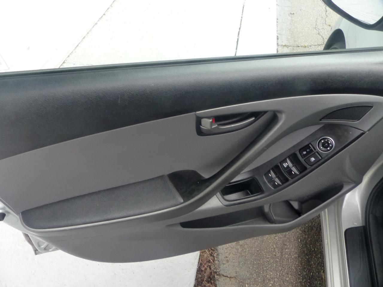 Hyundai Elantra SE 6AT 2016