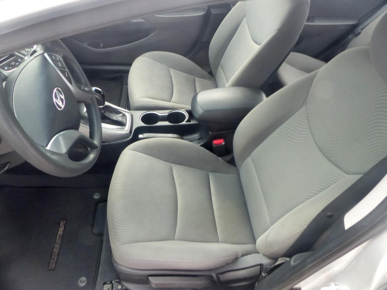 Hyundai Elantra SE 6AT 2016