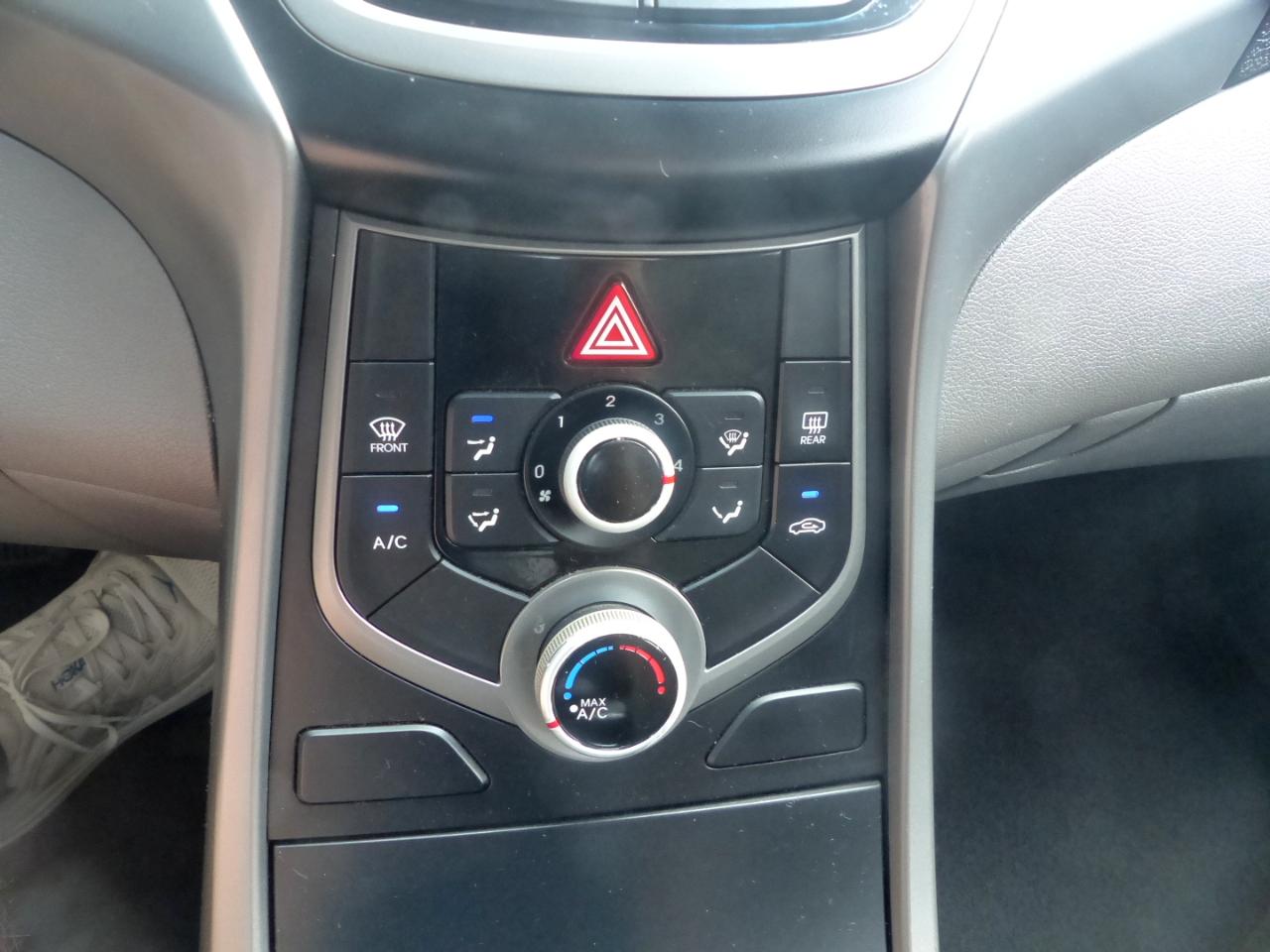 Hyundai Elantra SE 6AT 2016