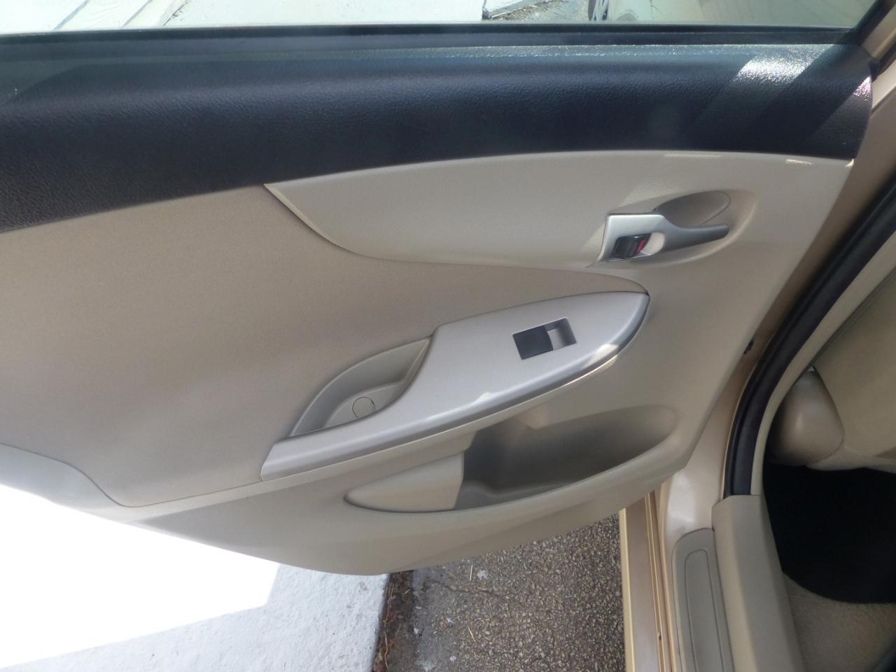 Toyota Corolla LE 4-Speed AT 2013