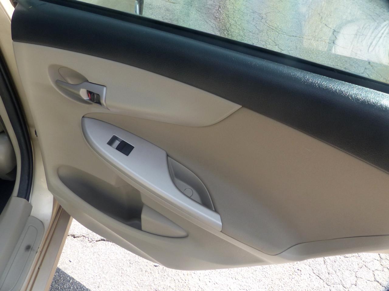 Toyota Corolla LE 4-Speed AT 2013