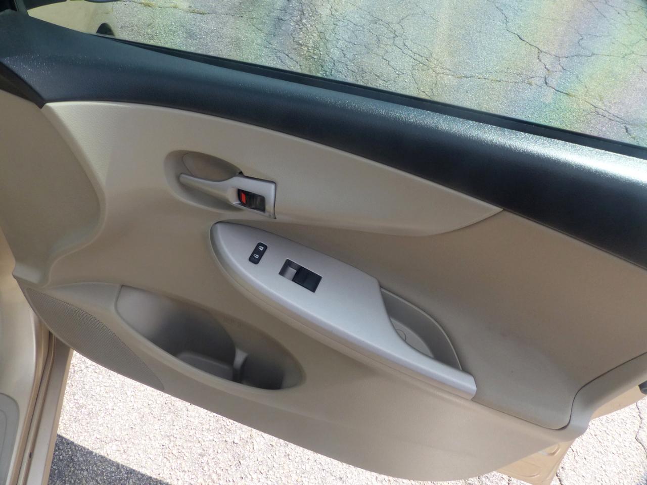 Toyota Corolla LE 4-Speed AT 2013