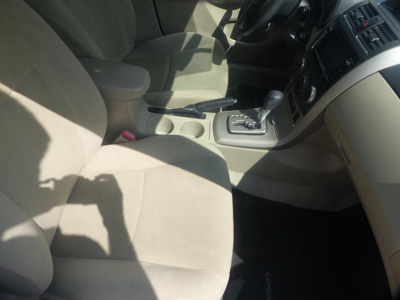 Toyota Corolla LE 4-Speed AT 2013