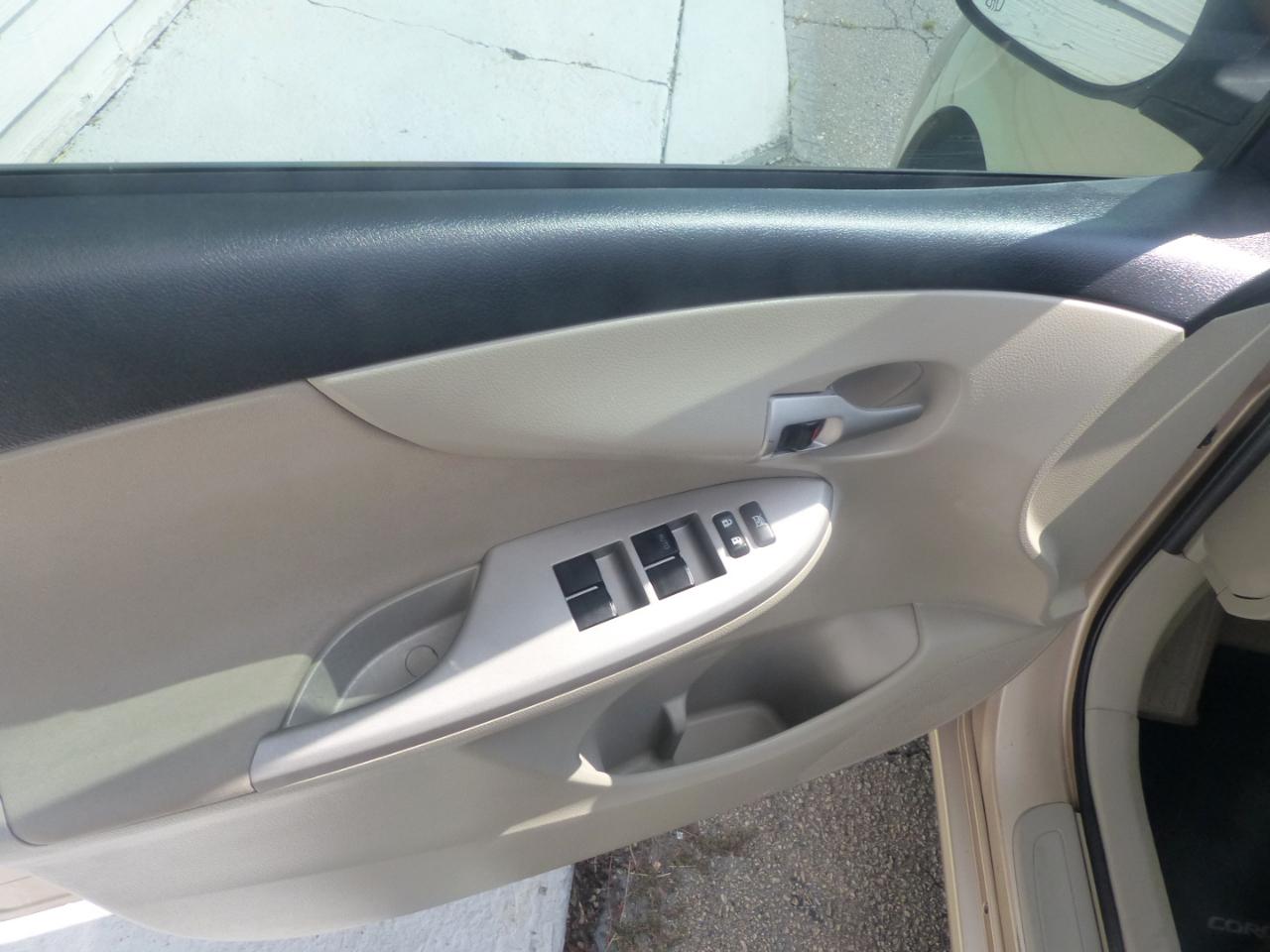 Toyota Corolla LE 4-Speed AT 2013
