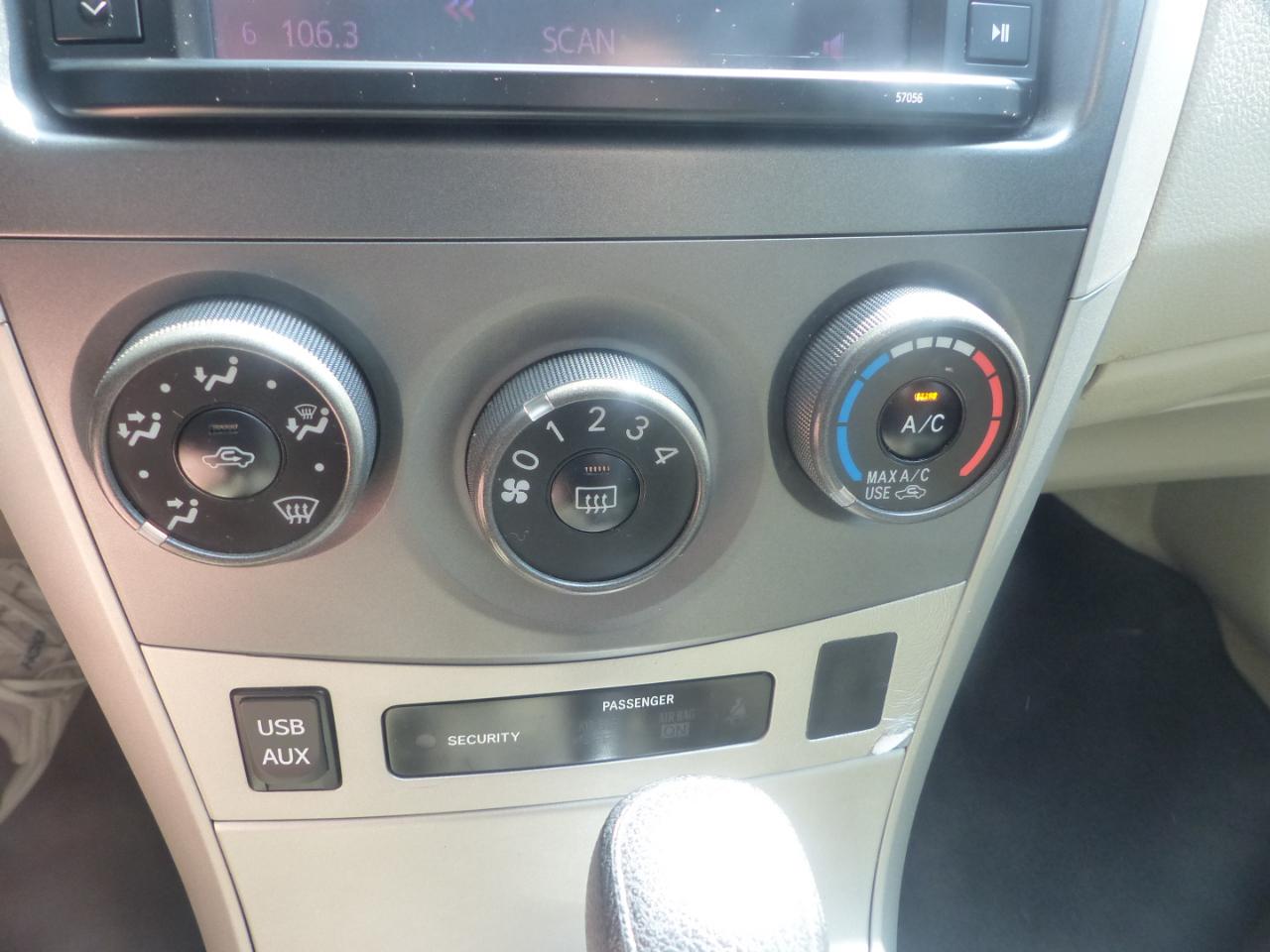 Toyota Corolla LE 4-Speed AT 2013