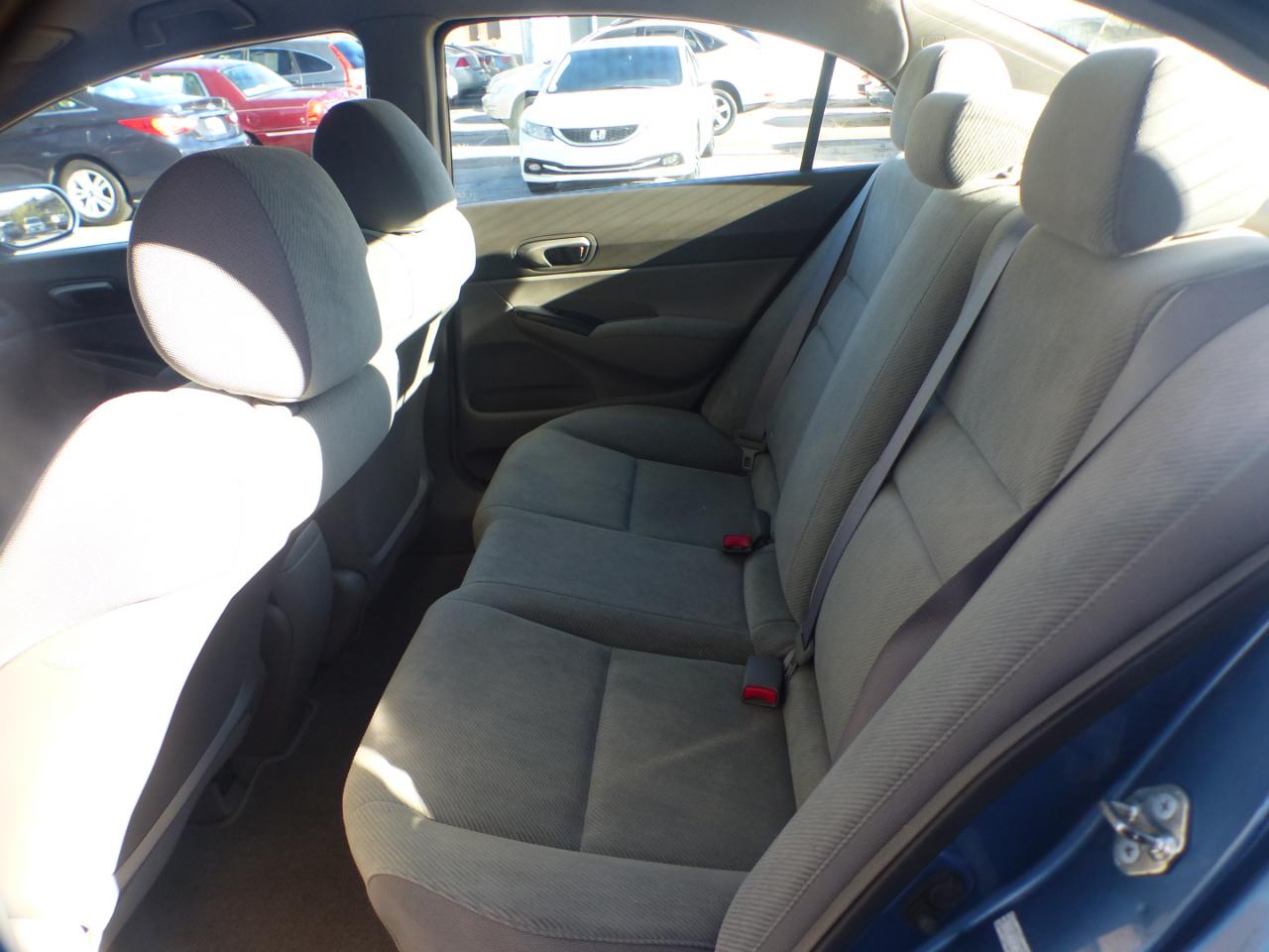 Honda Civic LX Sedan 5-Speed AT 2011