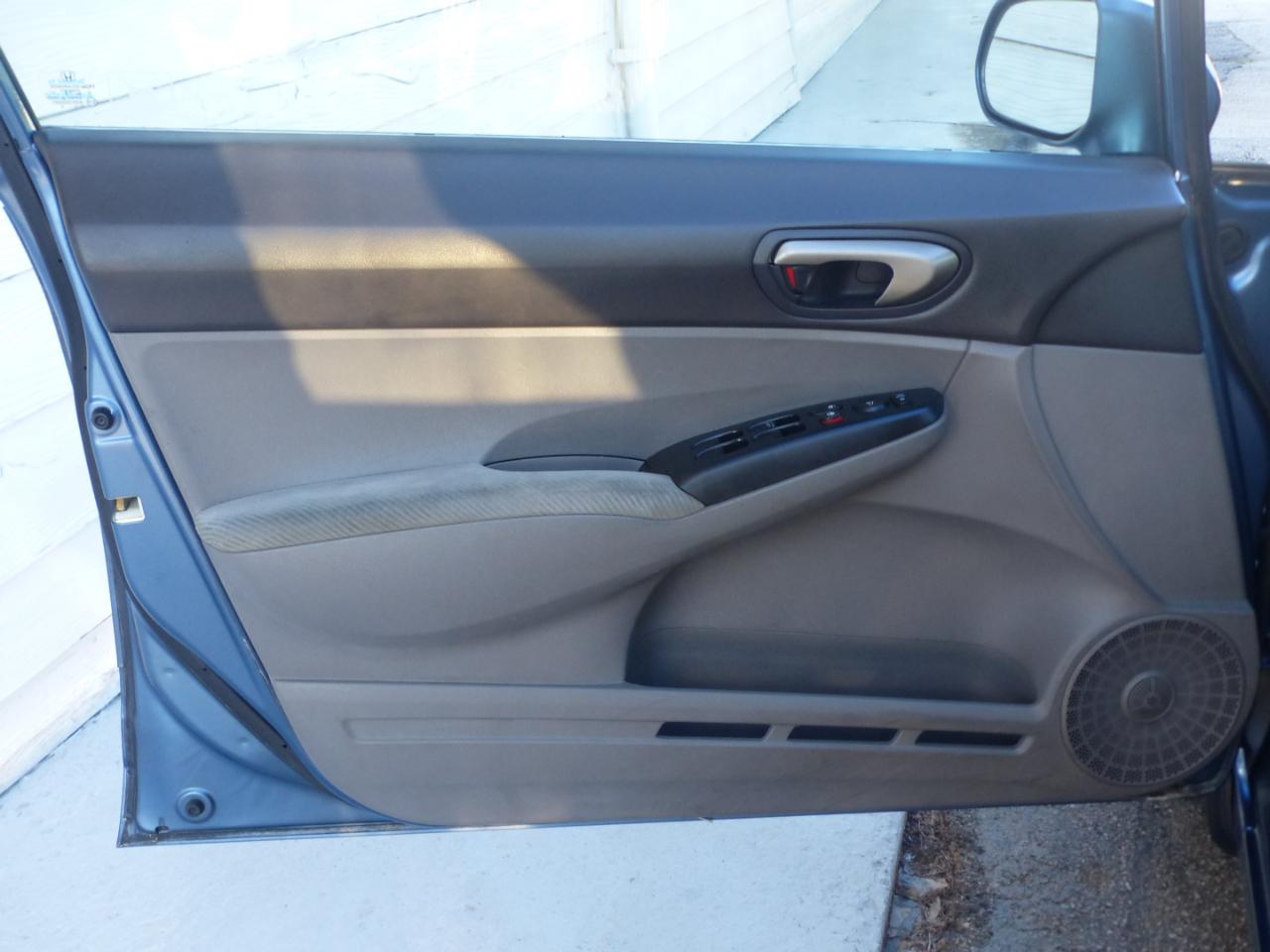 Honda Civic LX Sedan 5-Speed AT 2011
