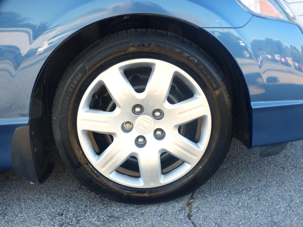 Honda Civic LX Sedan 5-Speed AT 2011