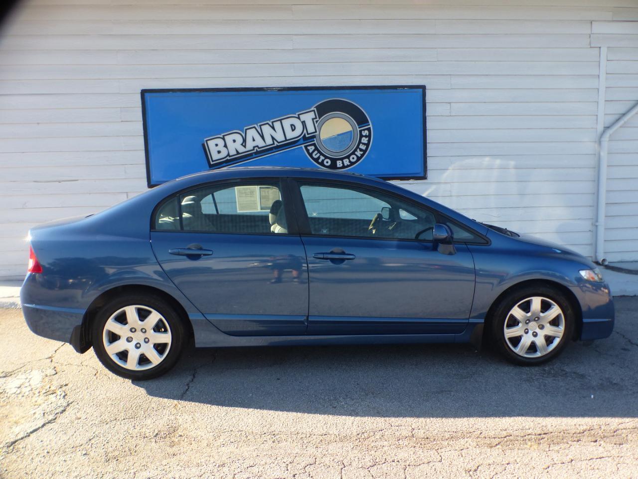 Honda Civic LX Sedan 5-Speed AT 2011