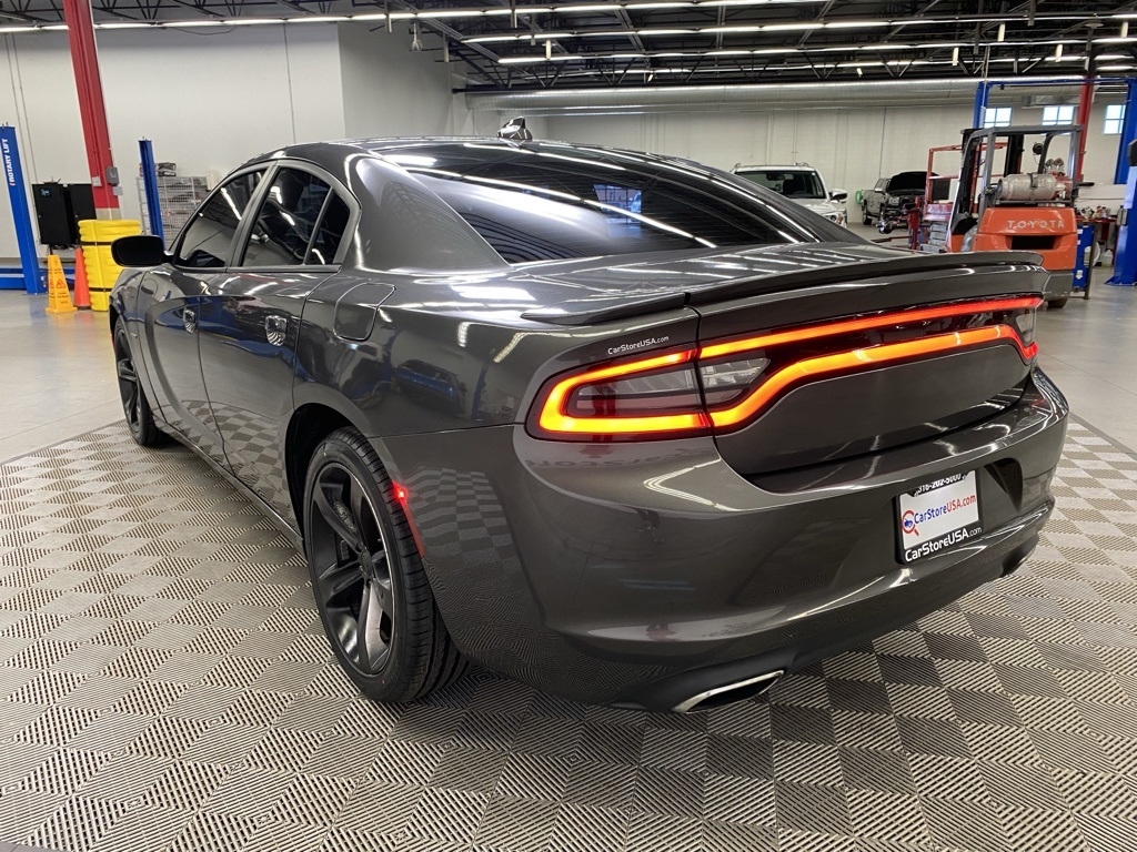 2017 Dodge Charger R/T photo 5