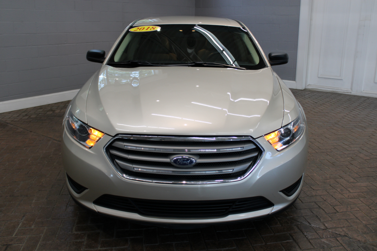 2018 Ford Taurus SE photo 2