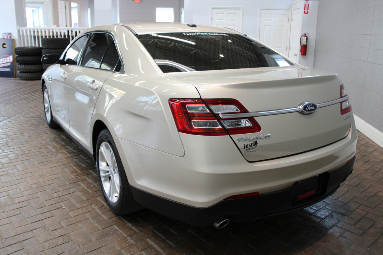 2018 Ford Taurus SE photo 5